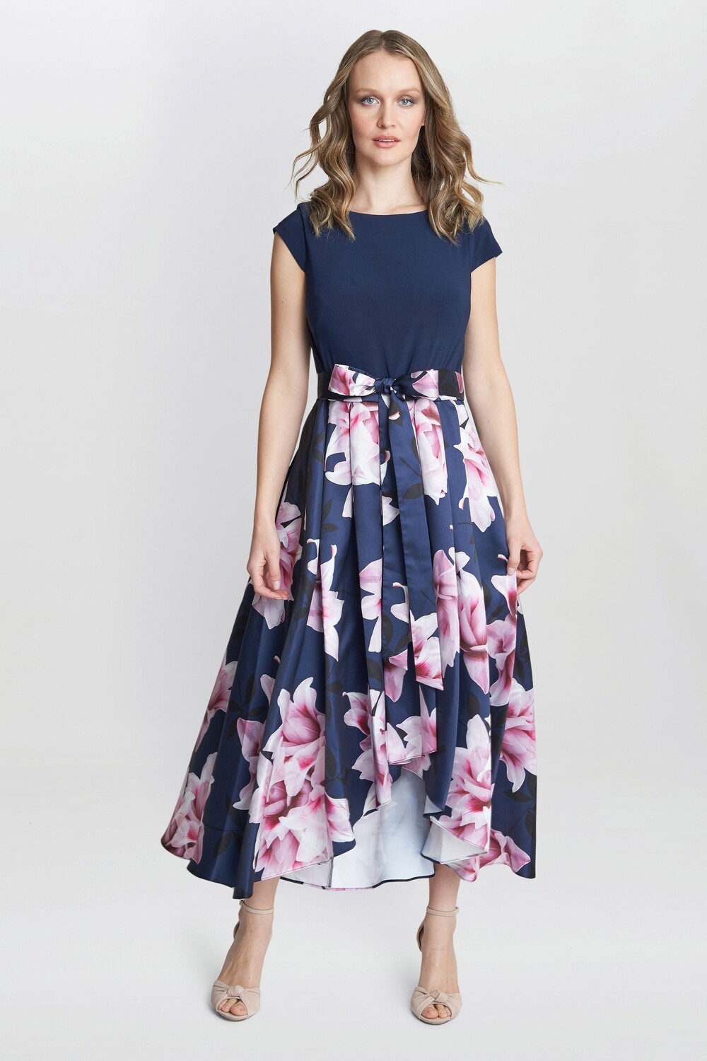 Платье-Футболка Billie с принтом и завязкой на талии Gina Bacconi, синий
Платье-Футболка Billie с принтом и завязкой на талии Gina Bacconi, синий