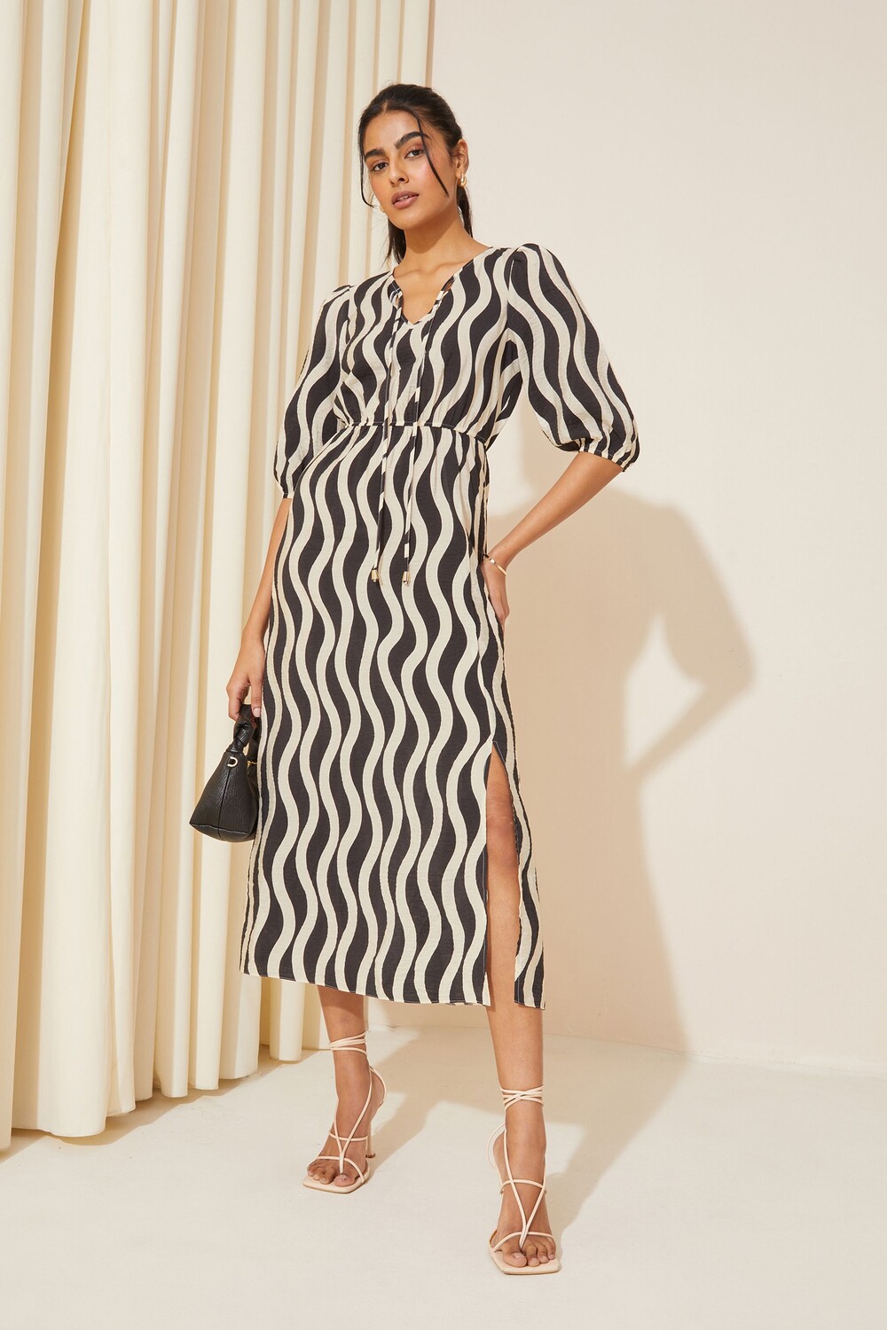 Платье с V-образным вырезом рукавами-фонариками и сборкой на талии Friends Like These, черный
Платье с V-образным вырезом рукавами-фонариками и сборкой на талии Friends Like These, черный