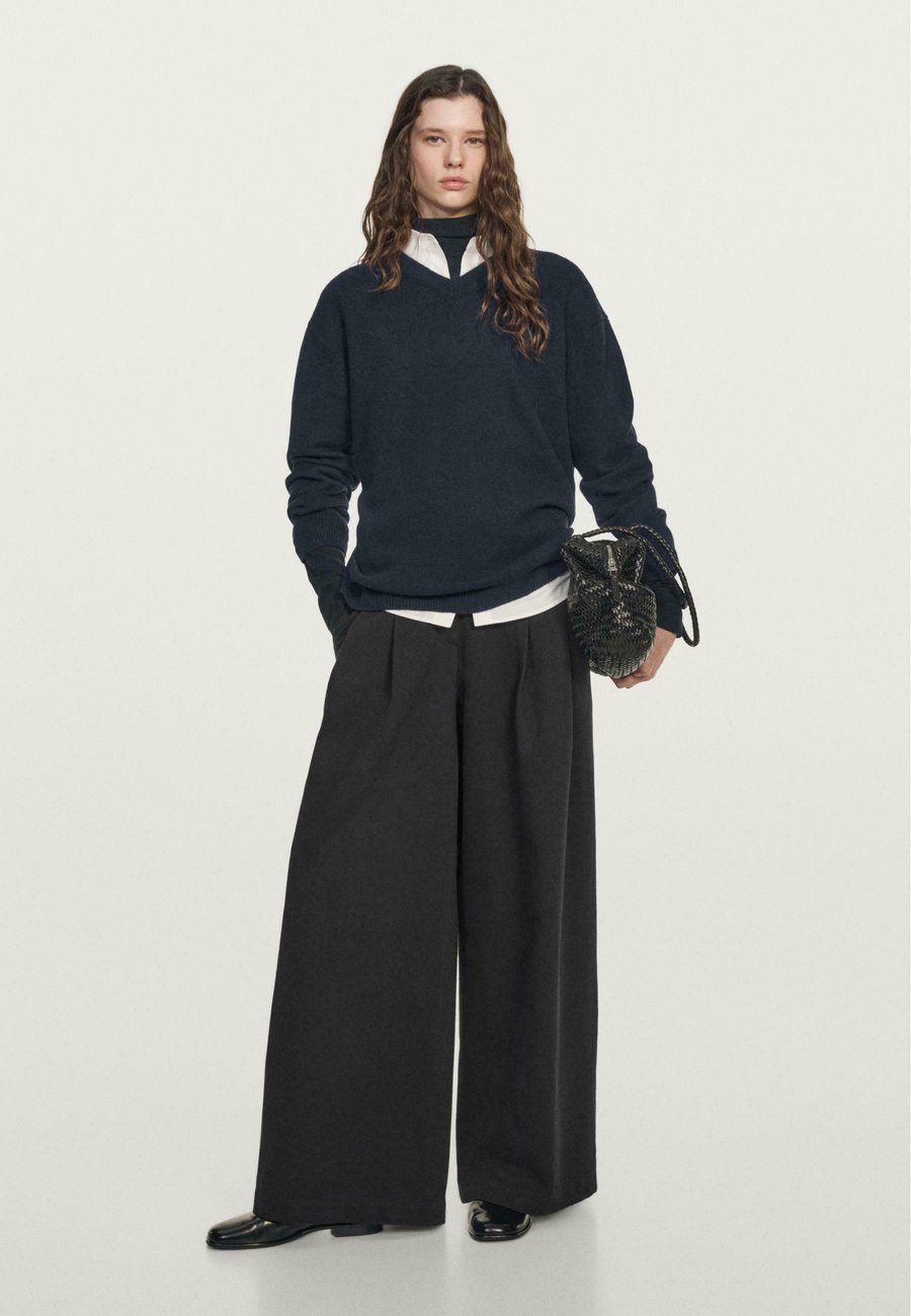 Джемпер Massimo Dutti V-NECK, Dark Blue
Джемпер Massimo Dutti V-NECK, Dark Blue