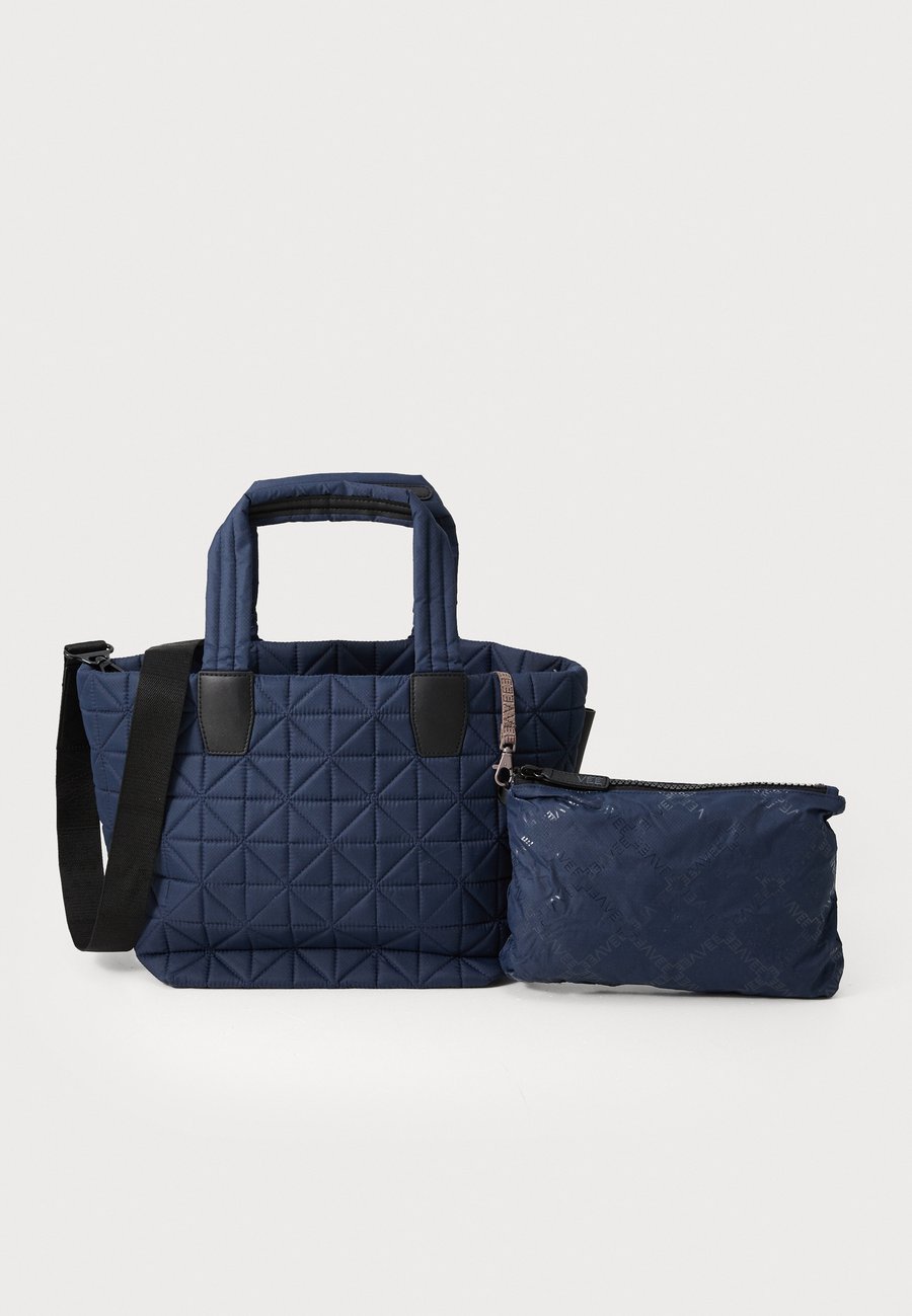 Сумка Vee Collective TOTE SMALL , Midnight Blue/Blue
Сумка Vee Collective TOTE SMALL , Midnight Blue/Blue