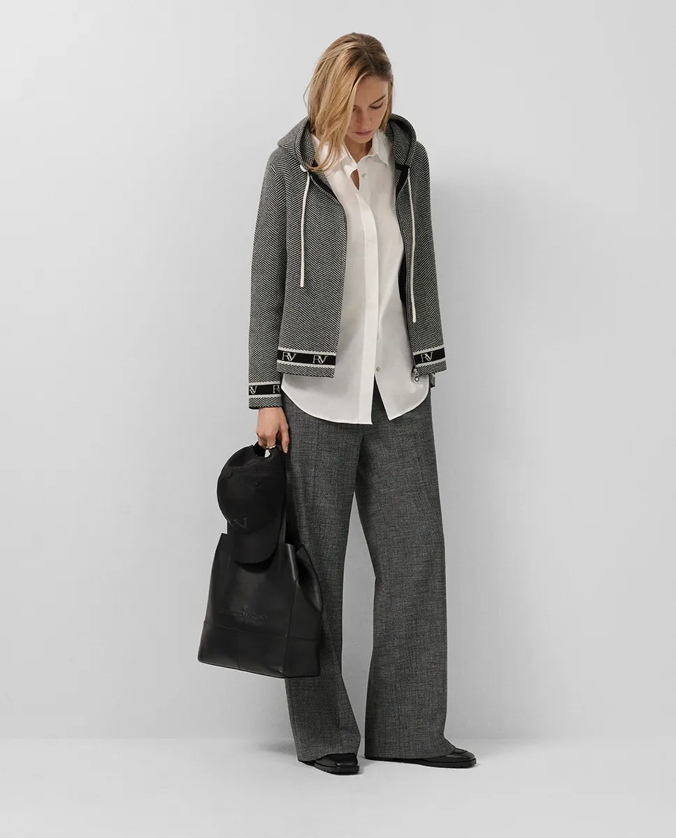 Женская куртка-свитшот из жаккардовой ткани «елочка» Roberto Verino, темно-серый
Женская куртка-свитшот из жаккардовой ткани «елочка» Roberto Verino, темно-серый