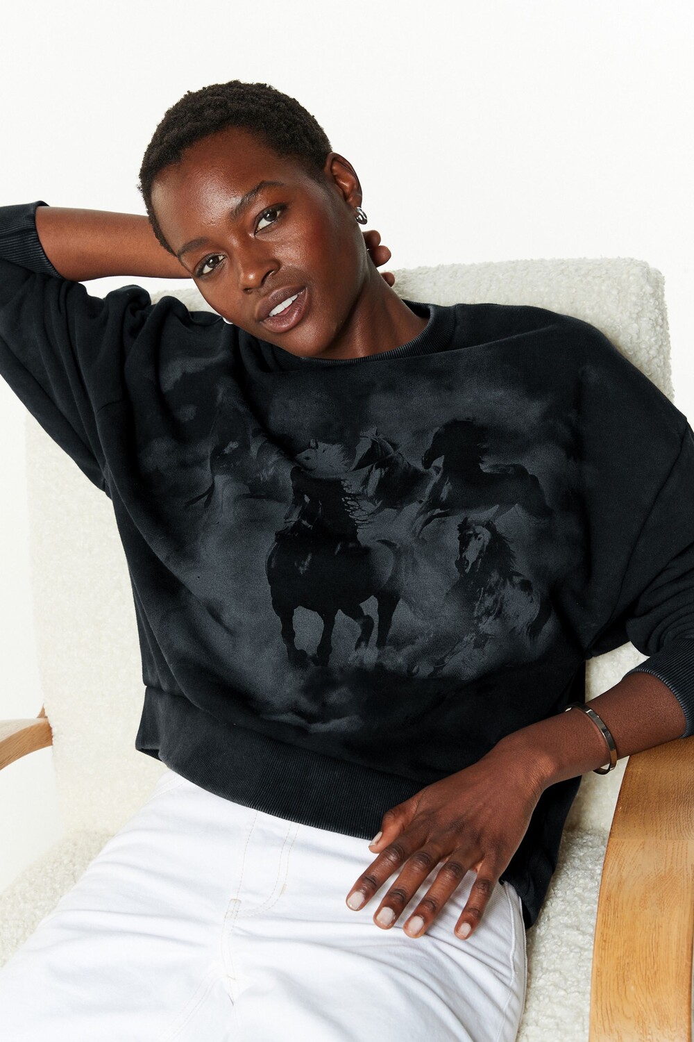 Свободный крой, свободный свитшот с изображением лошади Next, черный
Свободный крой, свободный свитшот с изображением лошади Next, черный