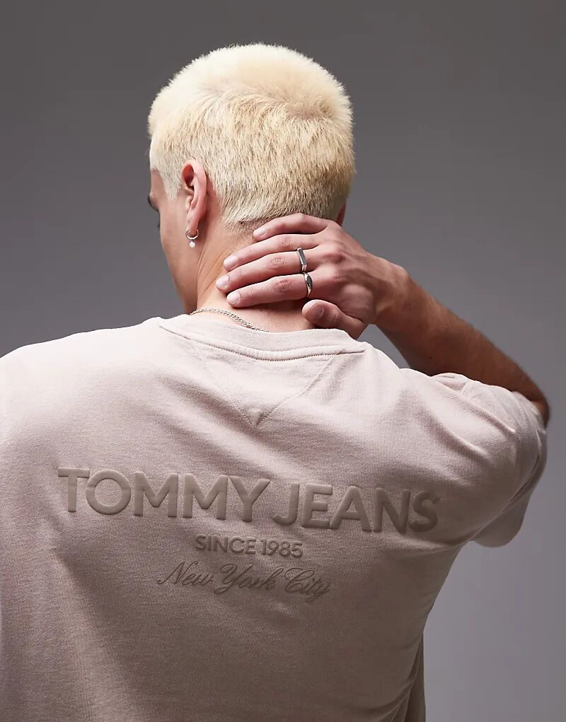 Футболка Tommy Jeans 90-х годов оверсайз в серо-коричневом цвете
Футболка Tommy Jeans 90-х годов оверсайз в серо-коричневом цвете