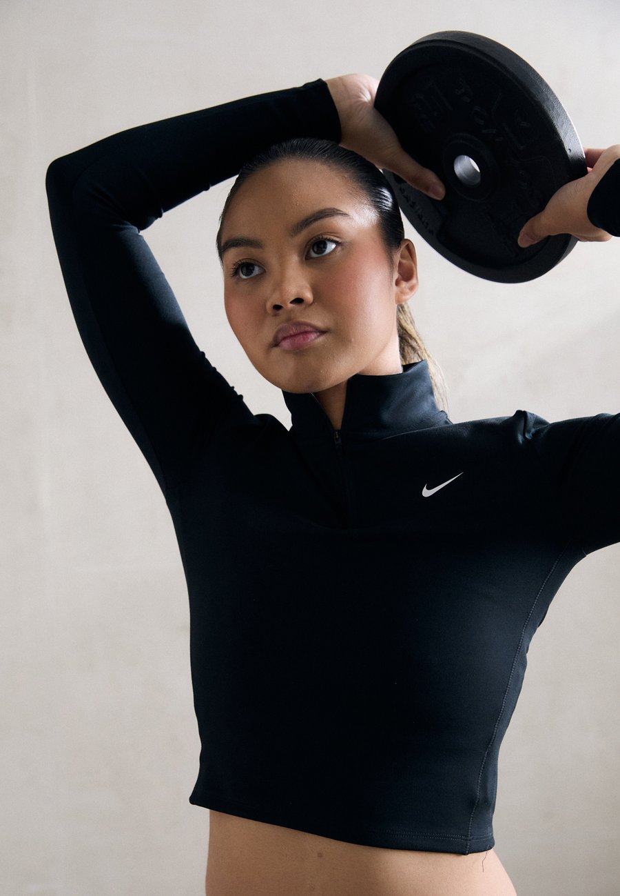 Топ Nike Performance ONE, Black/White/Black
Топ Nike Performance ONE, Black/White/Black