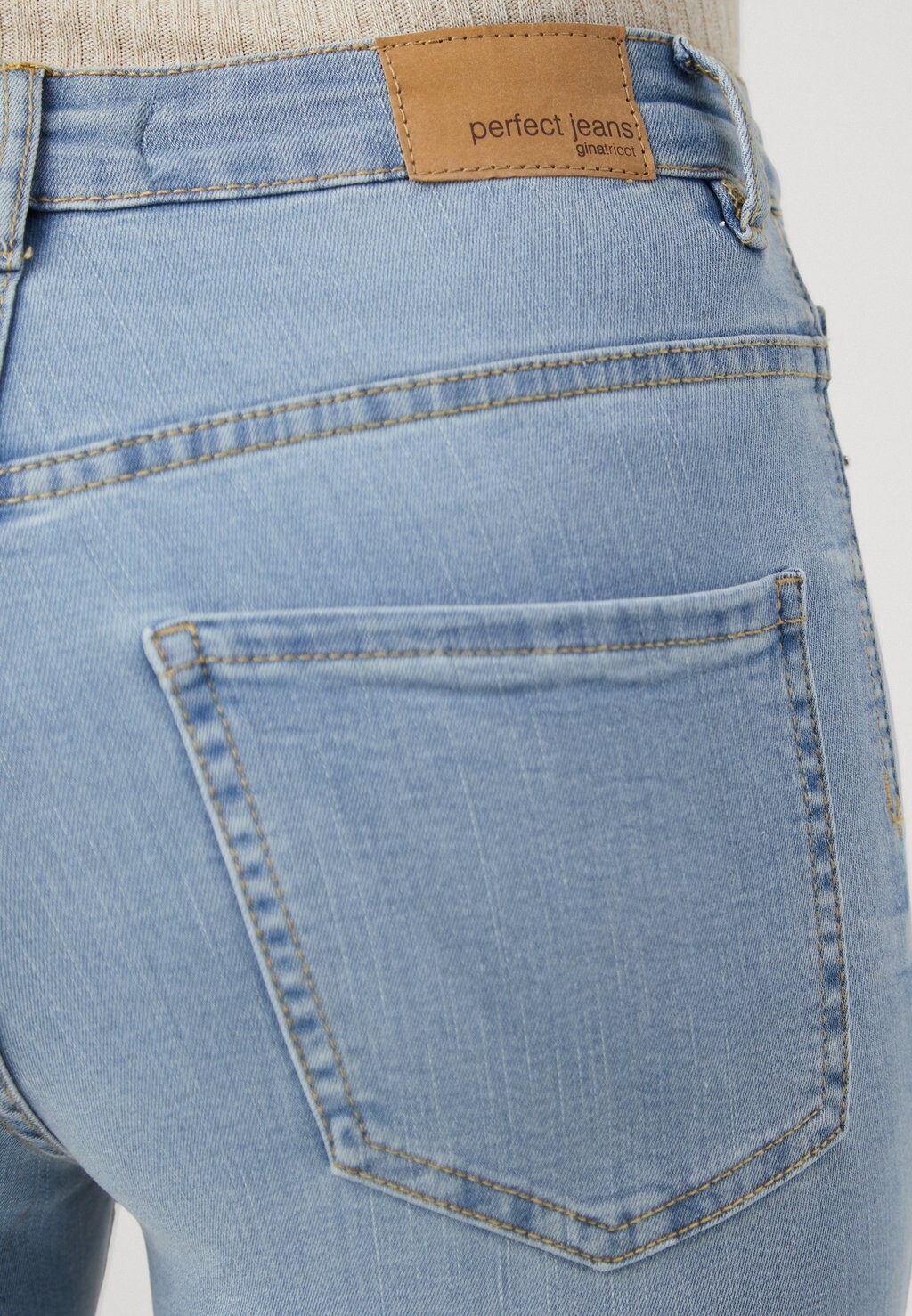 Приталенный фасон Gina Tricot, небесно-голубой Highwaist
Приталенный фасон Gina Tricot, небесно-голубой Highwaist