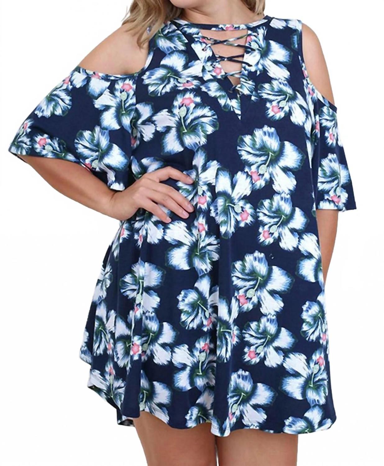 Флоральное платье с открытыми плечами и перекрестными бретелями плюс размера в темно-синем цвете Umgee
Флоральное платье с открытыми плечами и перекрестными бретелями плюс размера в темно-синем цвете Umgee