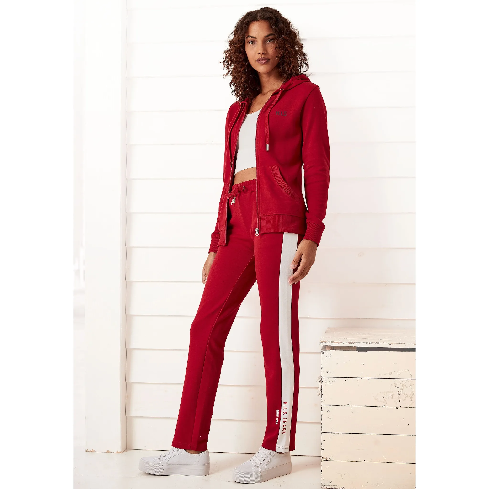 Толстовка H.I.S с капюшоном "Жакет для отдыха", с капюшоном и боковыми карманами, одежда для дома, красный
Толстовка H.I.S с капюшоном "Жакет для отдыха", с капюшоном и боковыми карманами, одежда для дома, красный