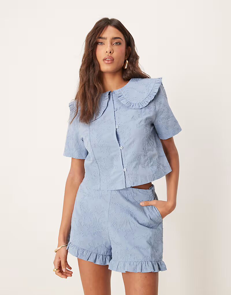 Шорты с оборкой и цветочной вышивкой, синие Asos Design
Шорты с оборкой и цветочной вышивкой, синие Asos Design