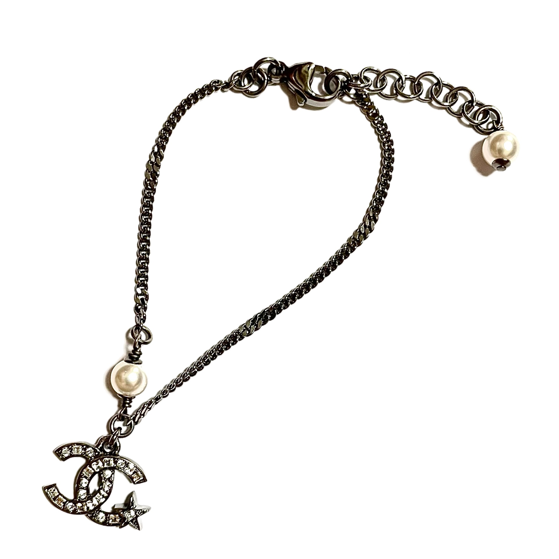 Женский браслет со звездами из жемчуга и страз CHANEL, серебро
Женский браслет со звездами из жемчуга и страз CHANEL, серебро