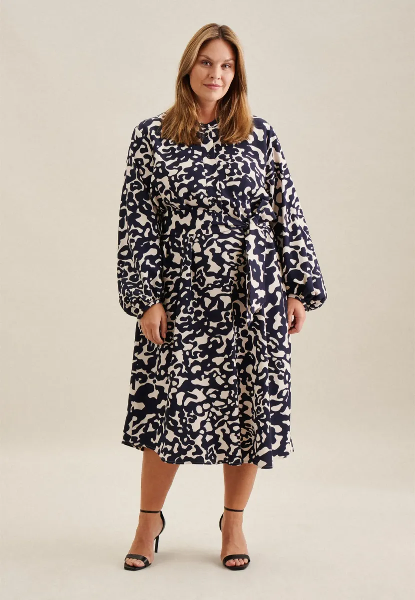 Летнее платье seidensticker "Black Rose", воротник с длинными рукавами и изображением животного, синий
Летнее платье seidensticker "Black Rose", воротник с длинными рукавами и изображением животного, синий