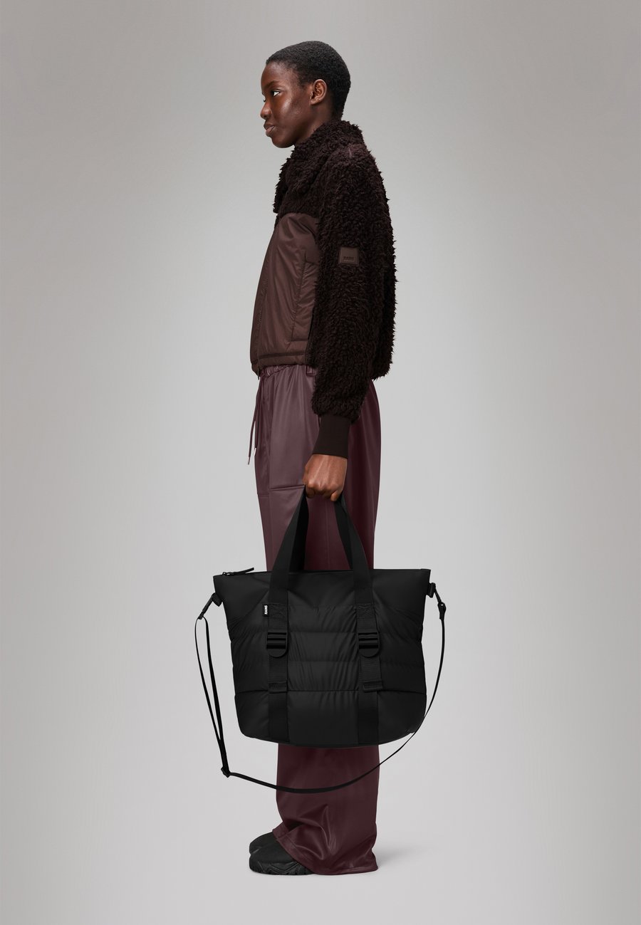 Сумка-шоппер Rains PUFFER MIX TOTE BAG MINI W3 UNISEX, Black
Сумка-шоппер Rains PUFFER MIX TOTE BAG MINI W3 UNISEX, Black