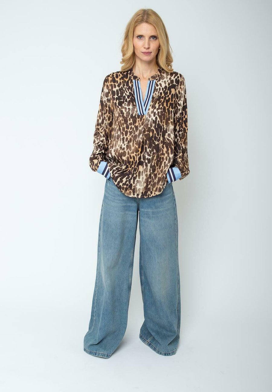 Блуза Emily van den Bergh Blouse, Leo/Brown
Блуза Emily van den Bergh Blouse, Leo/Brown