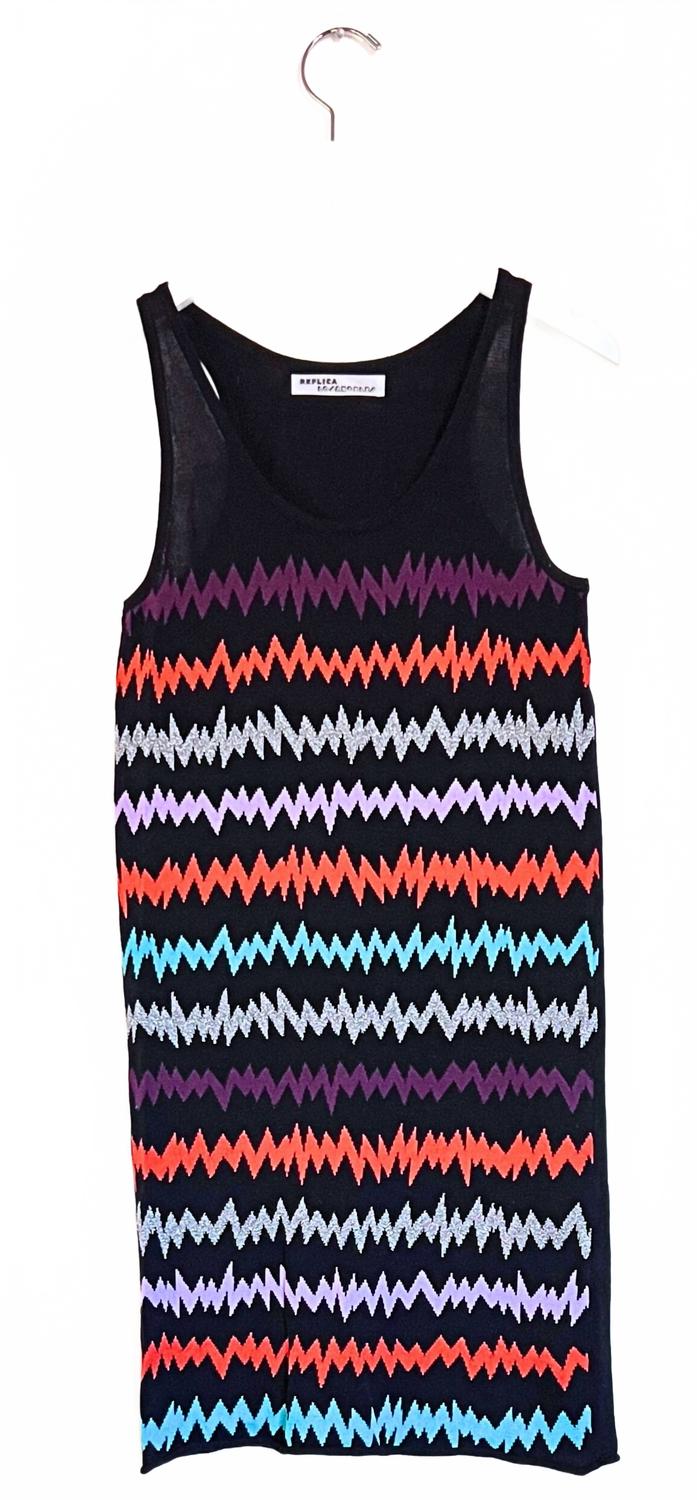 Женское мини-платье-майка с электрическим принтом в черно-разноцветной гамме Replica Los Angeles
Женское мини-платье-майка с электрическим принтом в черно-разноцветной гамме Replica Los Angeles