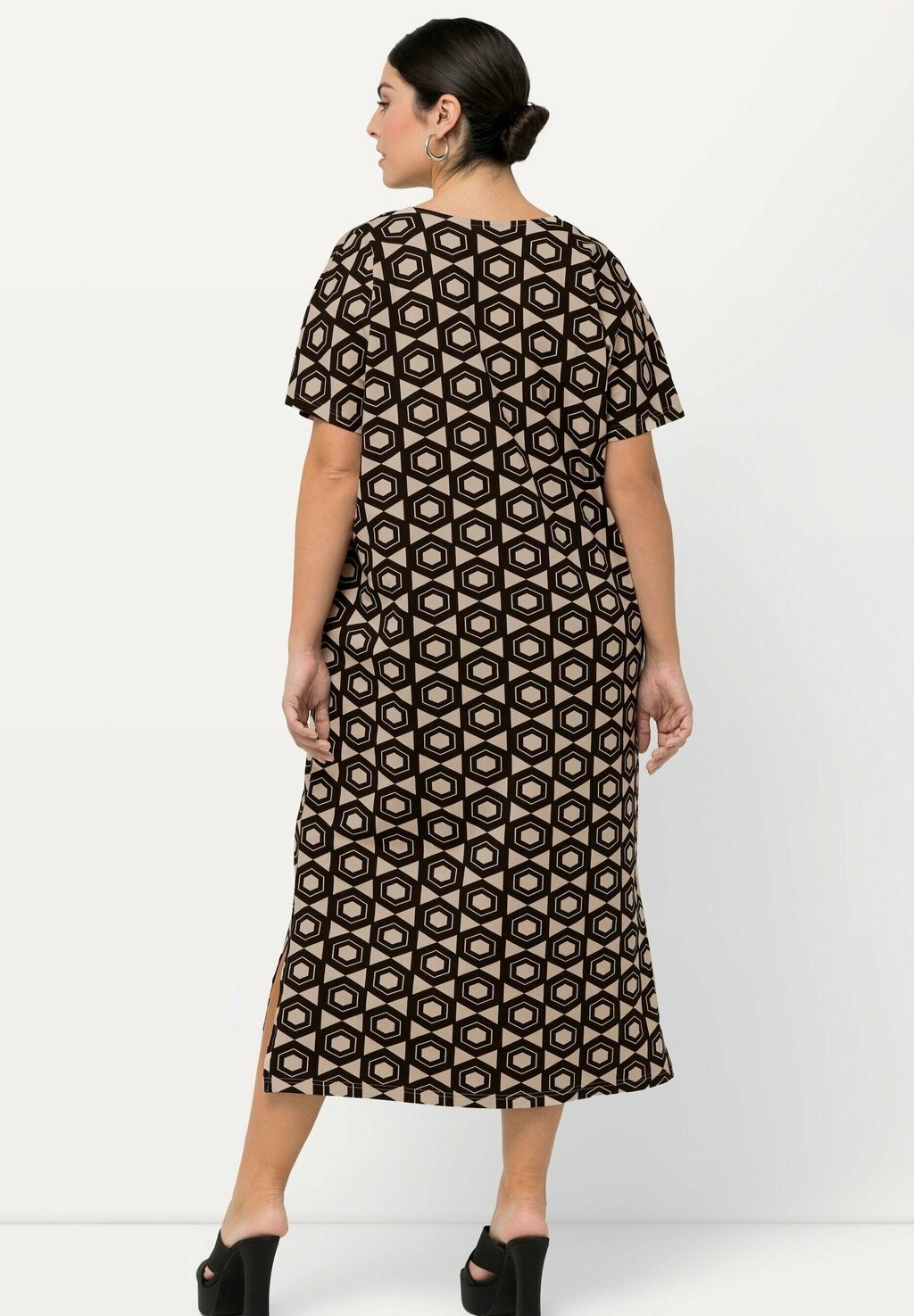 Дневное платье GEOMETRIC PRINT SHORT SLEEVE V-NECK Ulla Popken, серо-коричневый
Дневное платье GEOMETRIC PRINT SHORT SLEEVE V-NECK Ulla Popken, серо-коричневый
