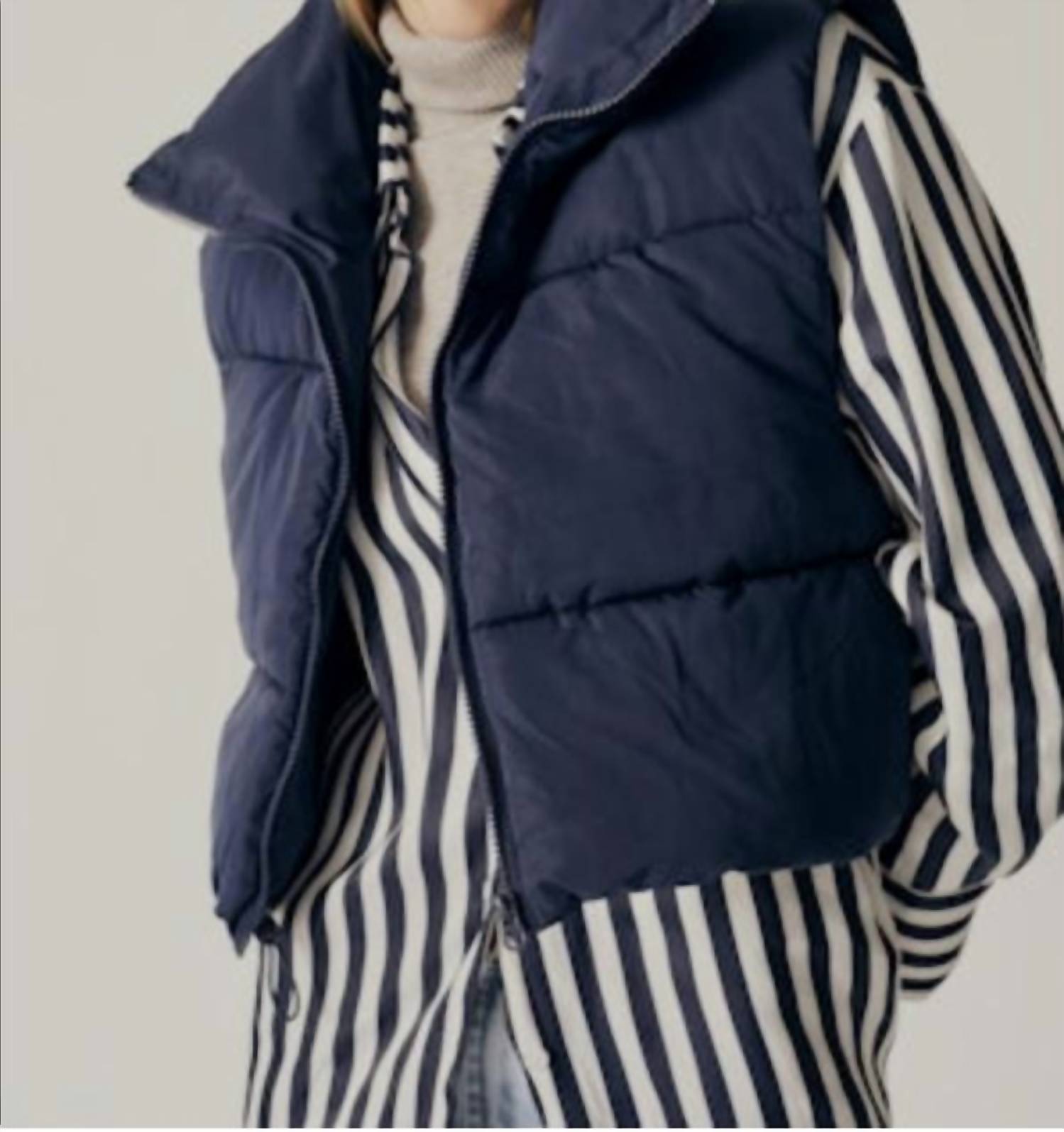 Жилет-пуховик Forsythia синего цвета DELUC 
Жилет-пуховик Forsythia синего цвета DELUC