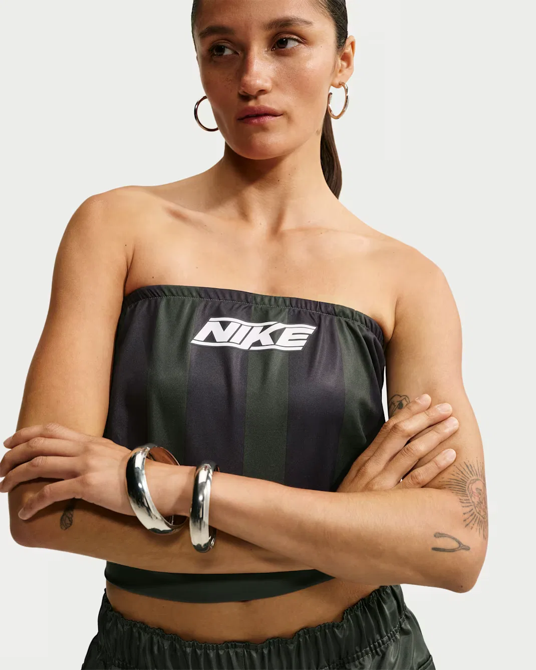 Женский облегающий полосатый трикотажный топ-бандо Nike Sportswear, Camo Green/Gridiron/White — фото 3