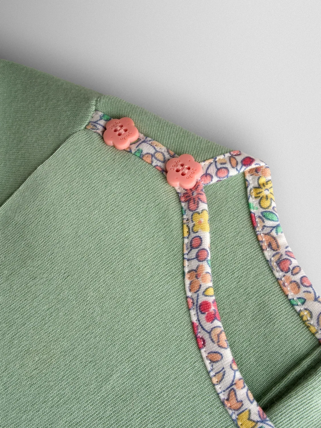 Топ с длинным рукавом, модель Green Cherry Breton Pocket Jojo Maman Bébé, зеленый с вишнями — фото 4