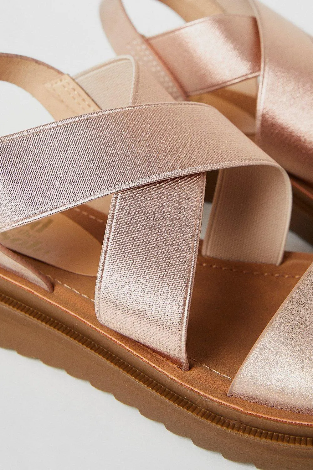 Хорошо для подошвы: широкие сандалии Ana Comfort с перекрестными ремешками Dorothy Perkins, розовое золото — фото 4