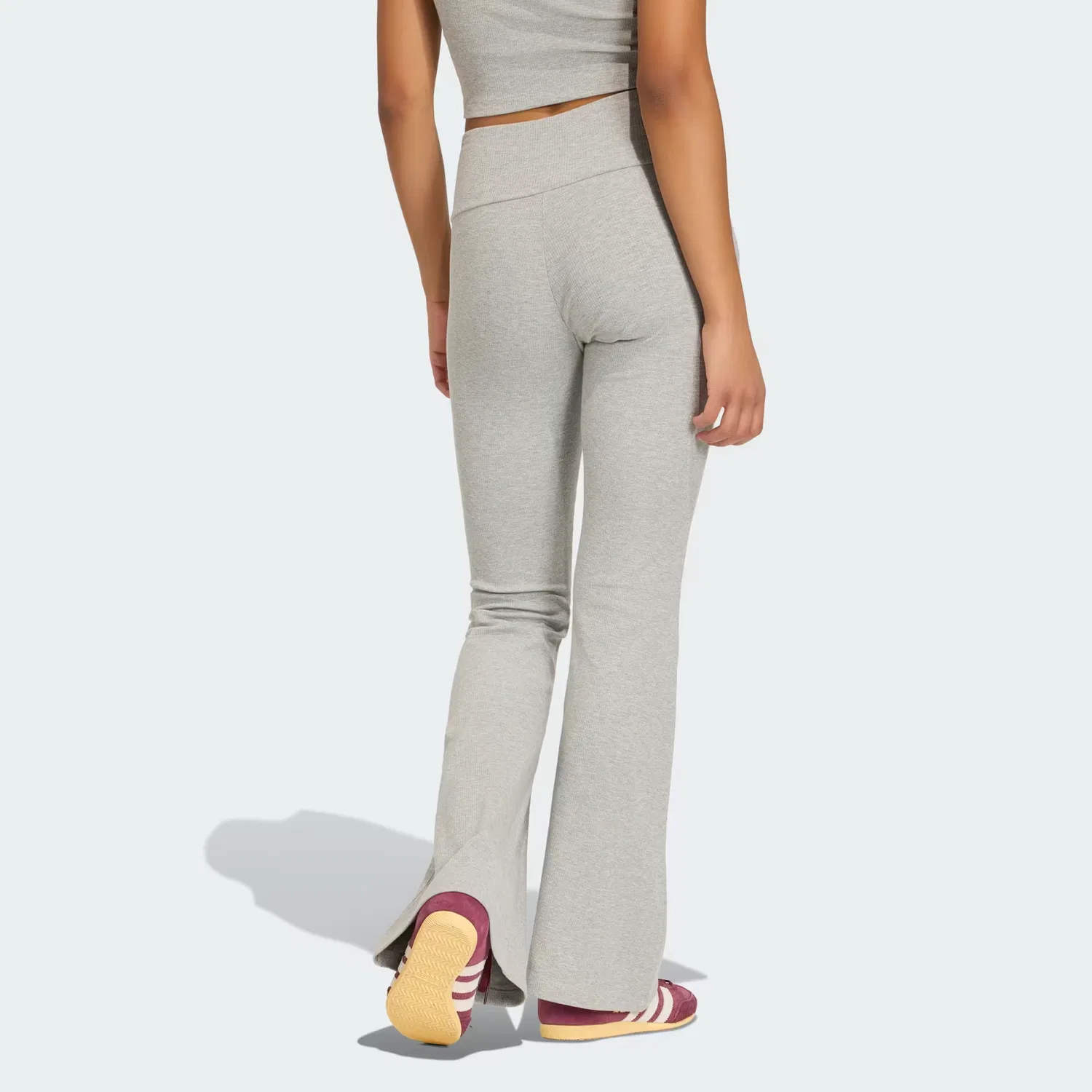Женские леггинсы-клеш из рубчатого трикотажа ESSENTIALS RIB FLARED LEGGINGS Adidas Originals, серый меланж — фото 2