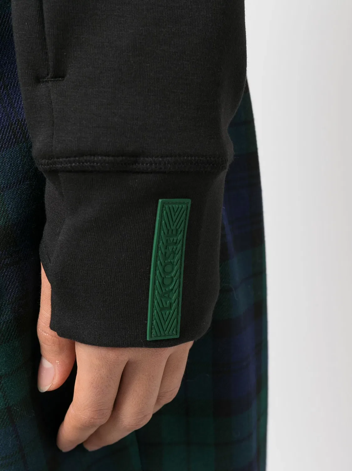 Худи с вышитым логотипом и прорезями для больших пальцев Lacoste, черный — фото 4