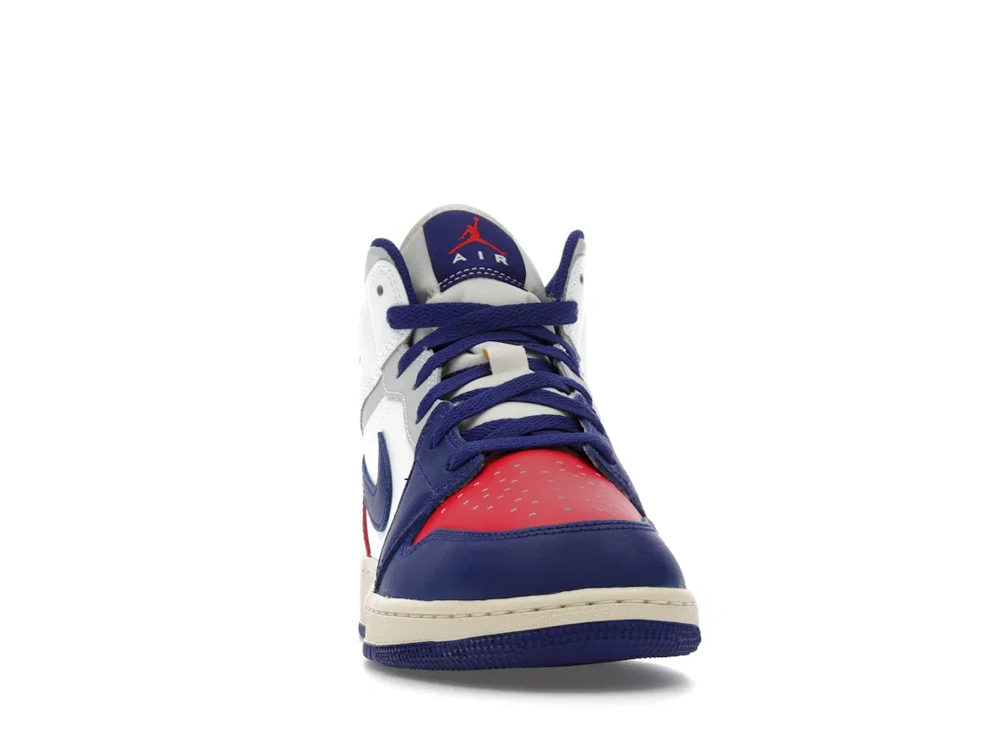 Детские кроссовки Lifestyle с высоким силуэтом Jordan 1 Mid Jordan, White/University Red/Neutral Grey/Deep Royal Blue — фото 2