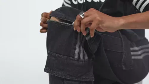 Женские джинсы свободного кроя MID RISE 2-IN-1 DENIM PANT Adidas Originals, черный деним — фото 2
