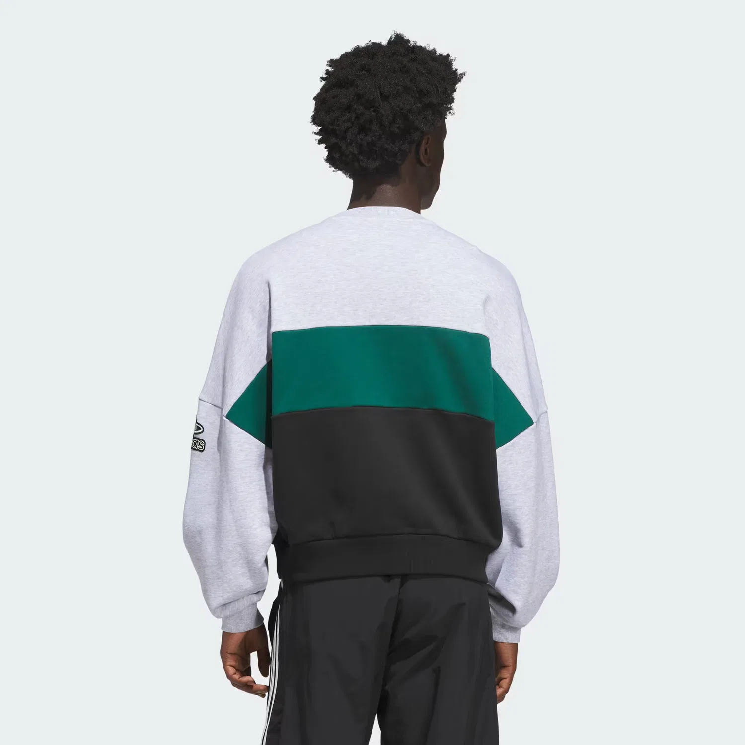 Свитшот оверсайз Varsity Crewneck Adidas Originals, светло-серый меланж — фото 4
