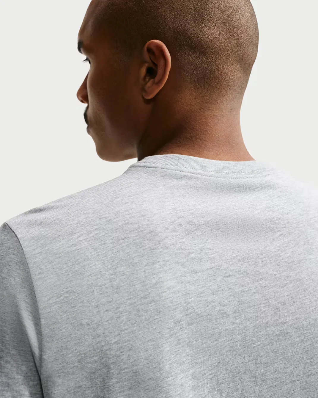 Стандартная мужская футболка Nike Sportswear, Dark Grey Heather/Base Grey — фото 2