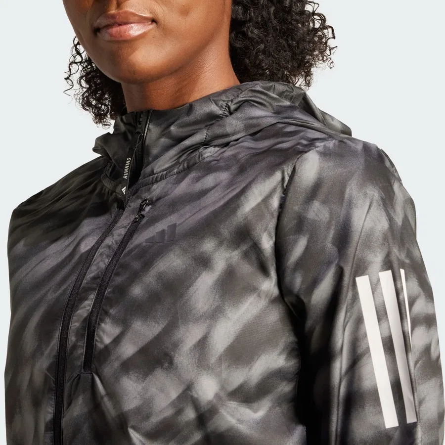 Ветровка спортивная с принтом Own The Run adidas, Серо-черный — фото 4