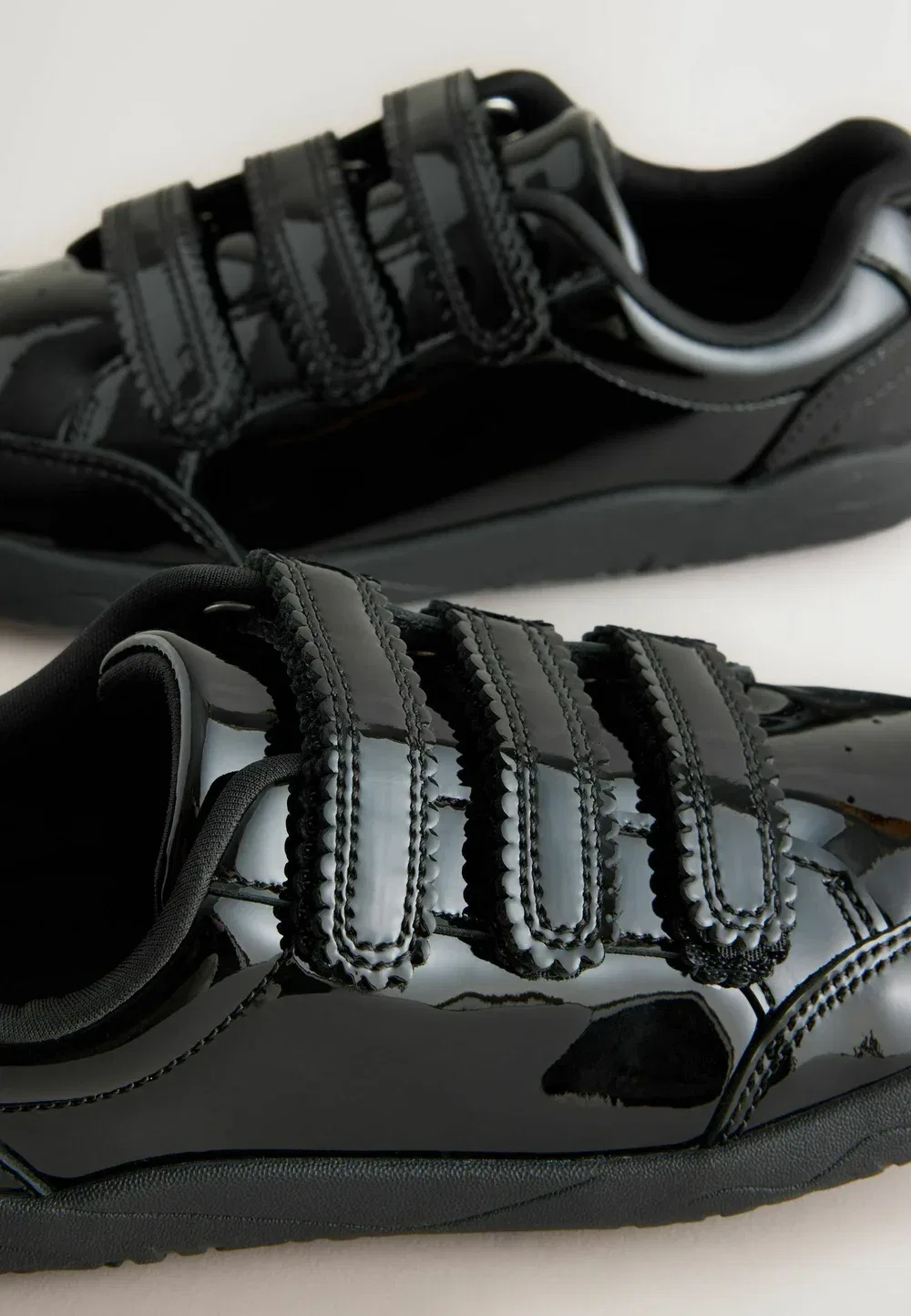 Обычная посадка - кроссовки для ходьбы босиком - детская обувь Next, Black Patent Leather — фото 4