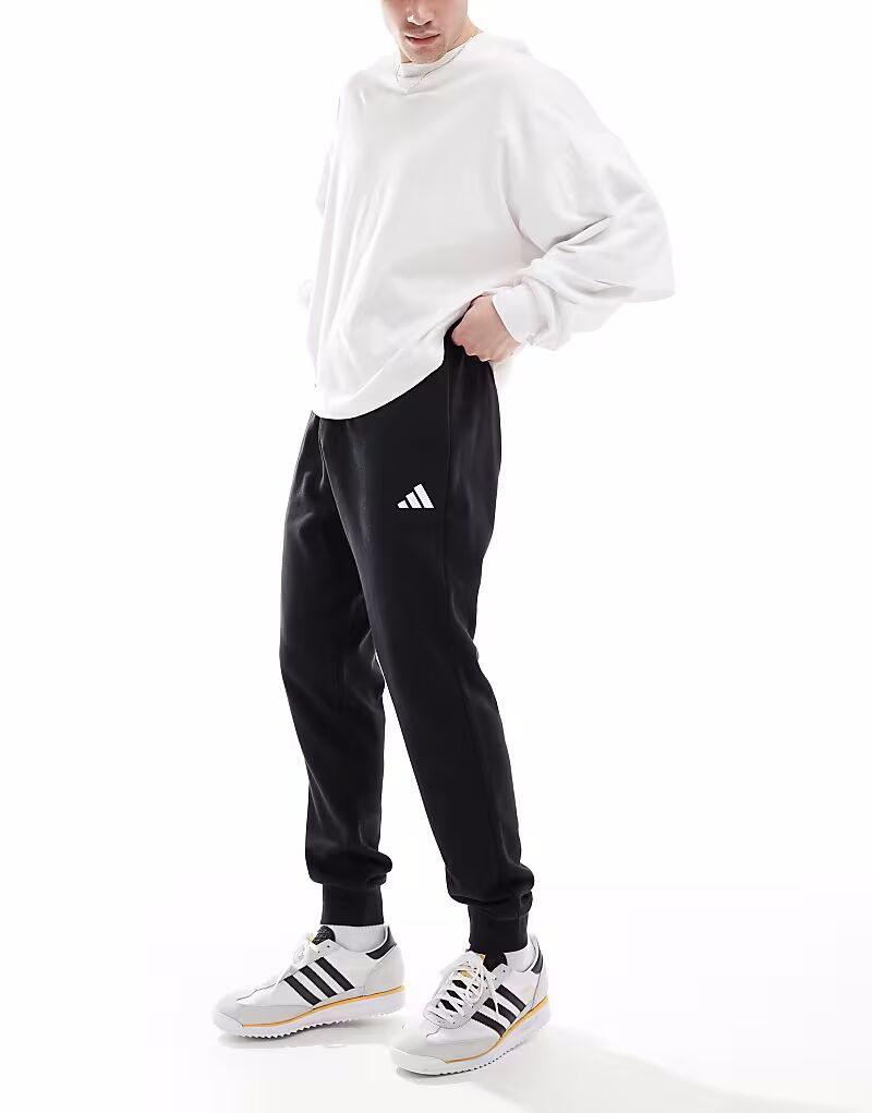 

Уютные брюки из французского трикотажа Adidas Essentials черного и белого цвета Adidas Performance