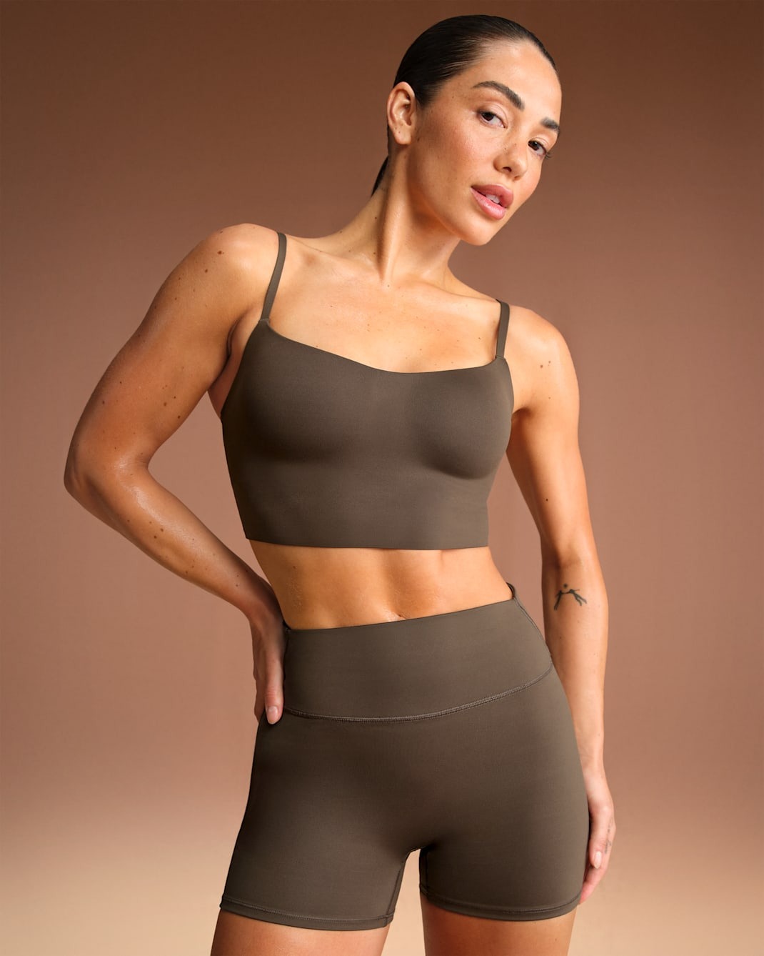 

Спортивный бра NikeSKIMS Matte Women's Cami Longline, темно-коричневый