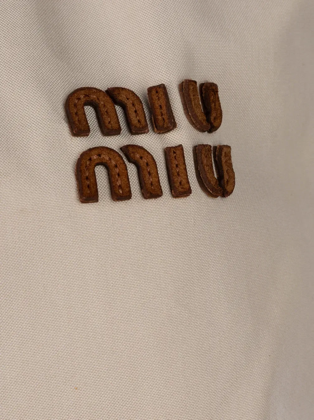 Мини-платье с бантом и нашивкой-логотипом Miu Miu, бежевый — фото 3