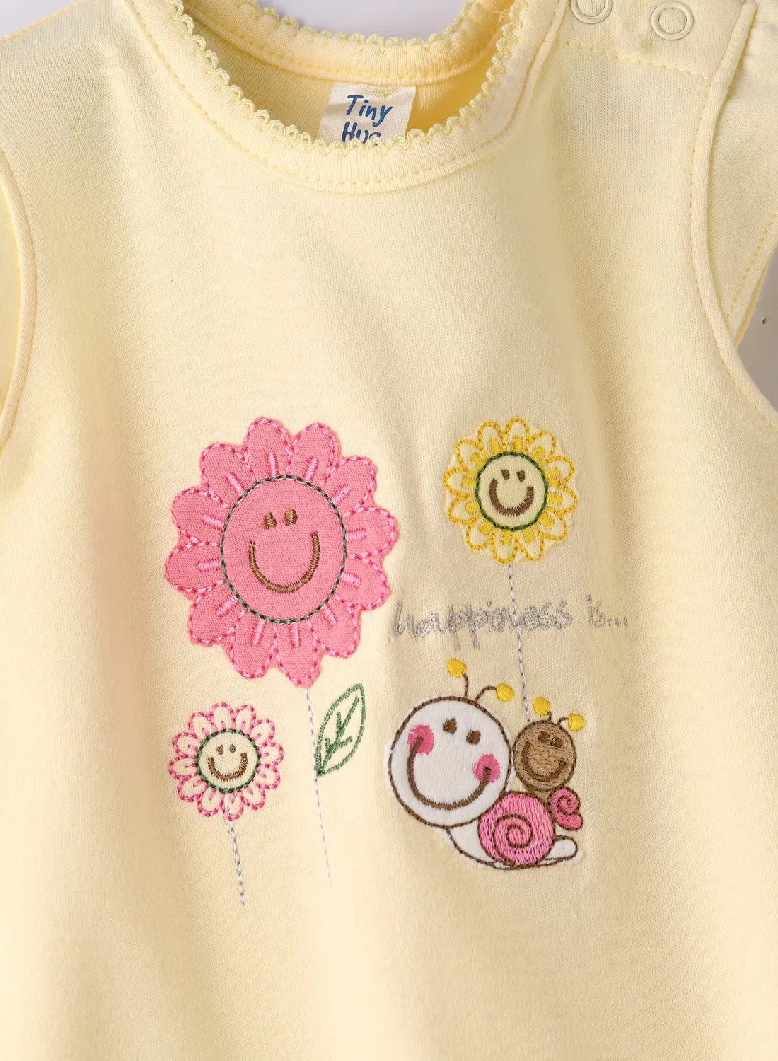Боди-комбинезон с принтом Baby happiness is... Tiny Hug, желтый — фото 3