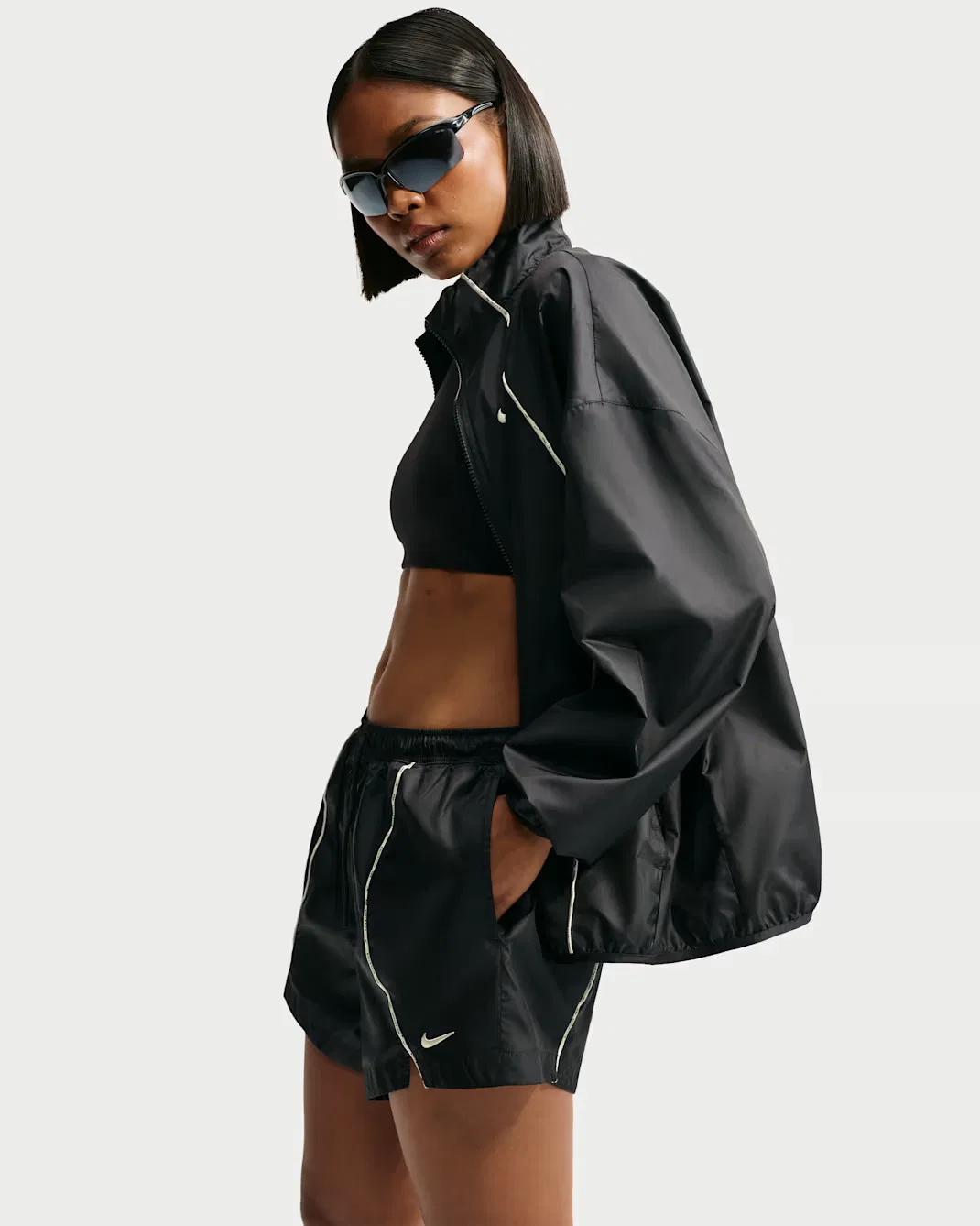 Женские свободные шорты средней посадки из водоотталкивающей ткани Nike Sportswear, Black/Sail/Sail — фото 4