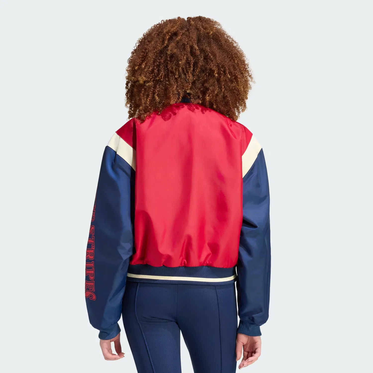 Женская куртка-бомбер оверсайз с патчами Bomber Jacket With Badges Adidas Originals, красный/темно-синий — фото 2