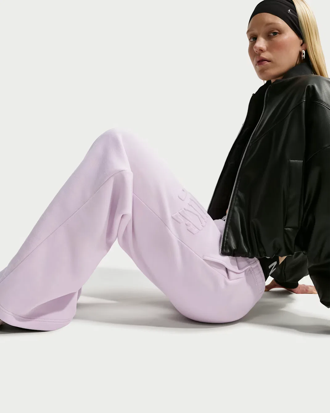 Женские брюки средней посадки с широкими штанинами Nike Studio Fleece Medium Weight, Bleached Lilac/Bleached Lilac — фото 4