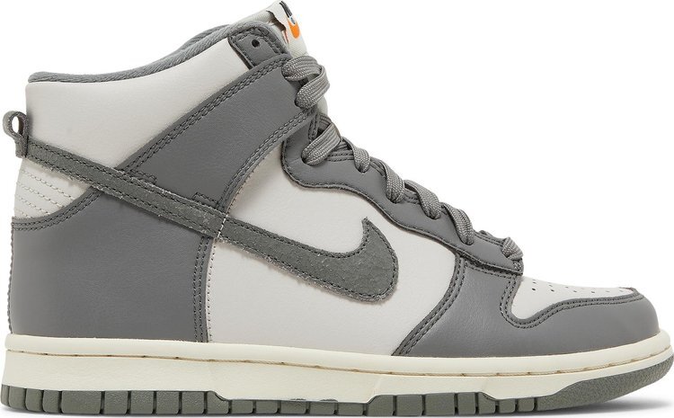 Кроссовки Nike Dunk High SE GS 'Light Bone Tumbled Grey', серый — фото 2