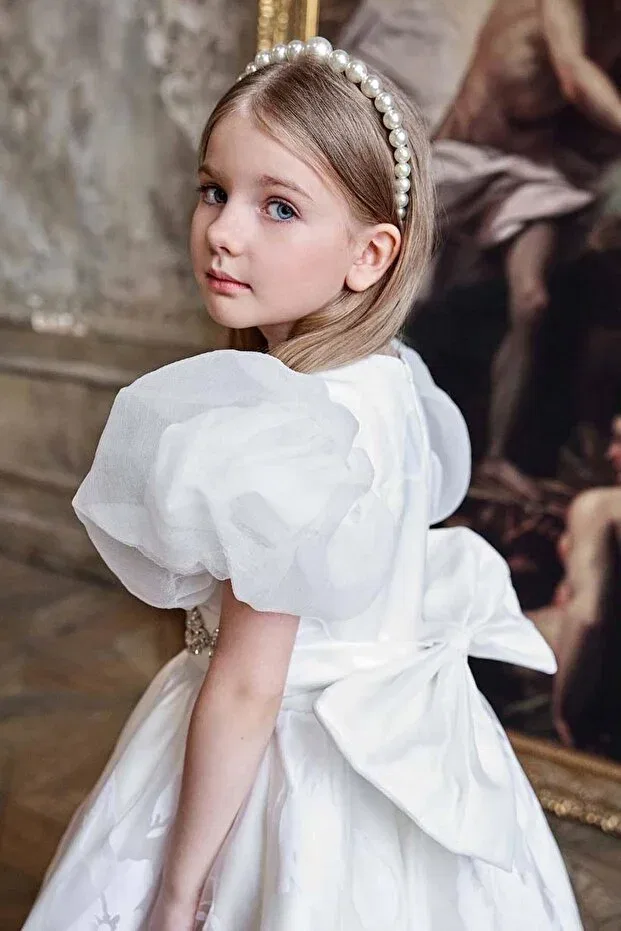 Детское платье для девочек сатиновое с моделью Girl'S white satin evening dress with diamond-studded waistband, ribbon belt detail, leaf embroidery, and balloon sleeves Riccotarz, White — фото 3