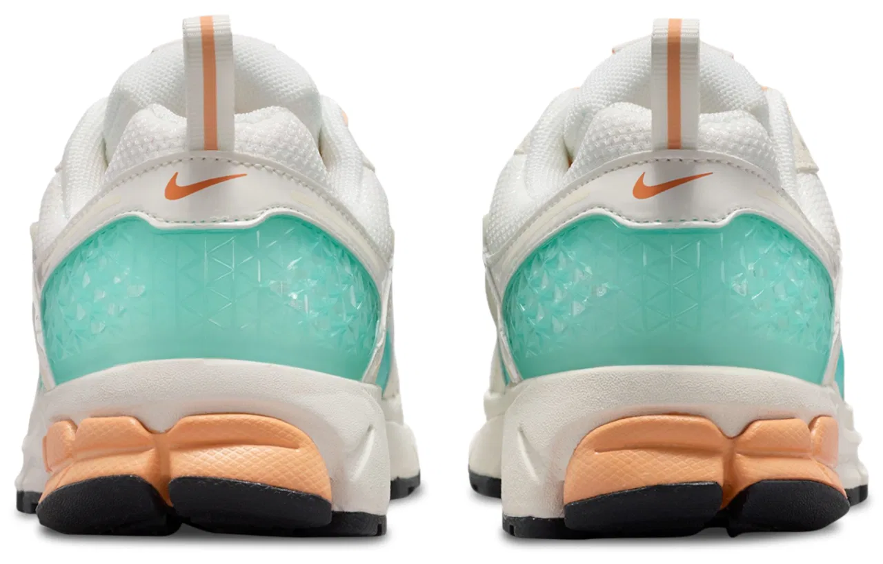 Кроссовки для мальчиков Nike Vomero 5, цвет Sail/Orange Chalk/Off Noir White — фото 3