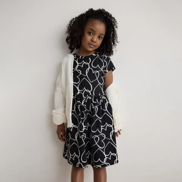 

Платье с коротким рукавом и карманом для девочек 4-12 лет Jumping Beans, цвет heart doodle black