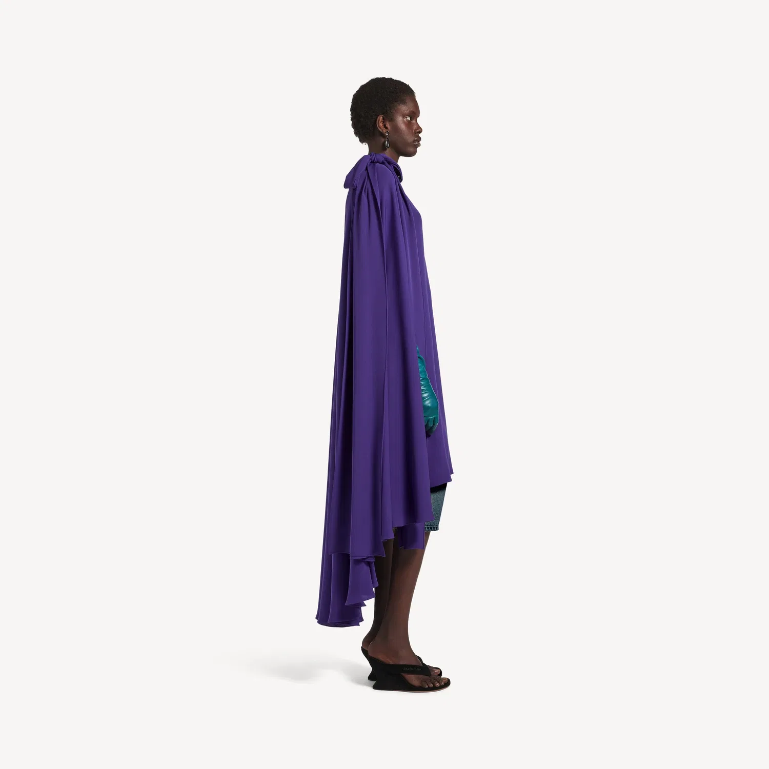 Женское платье кейп фиолетового цвета Balenciaga — фото 3