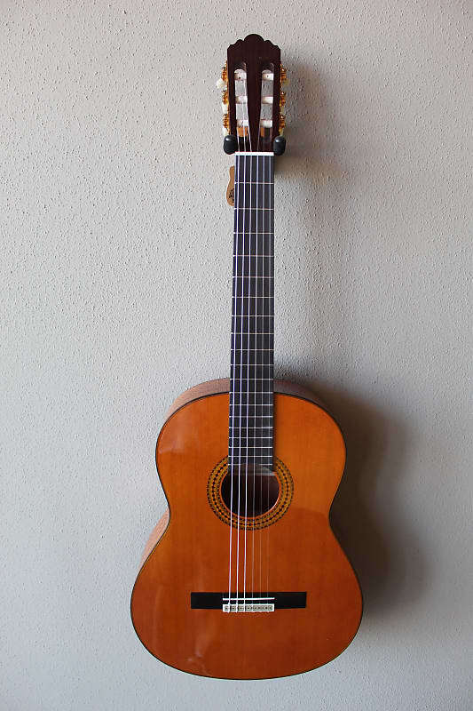 

Абсолютно новая классическая гитара с нейлоновыми струнами Yamaha GC12C