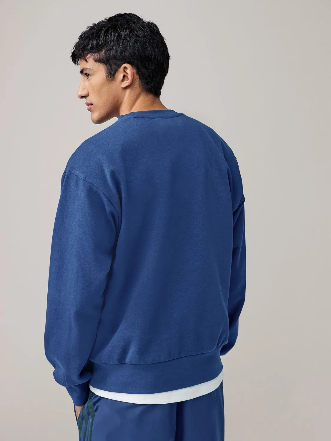 Свитшот флисовый adidas Essentials Feelcozy, синий — фото 3
