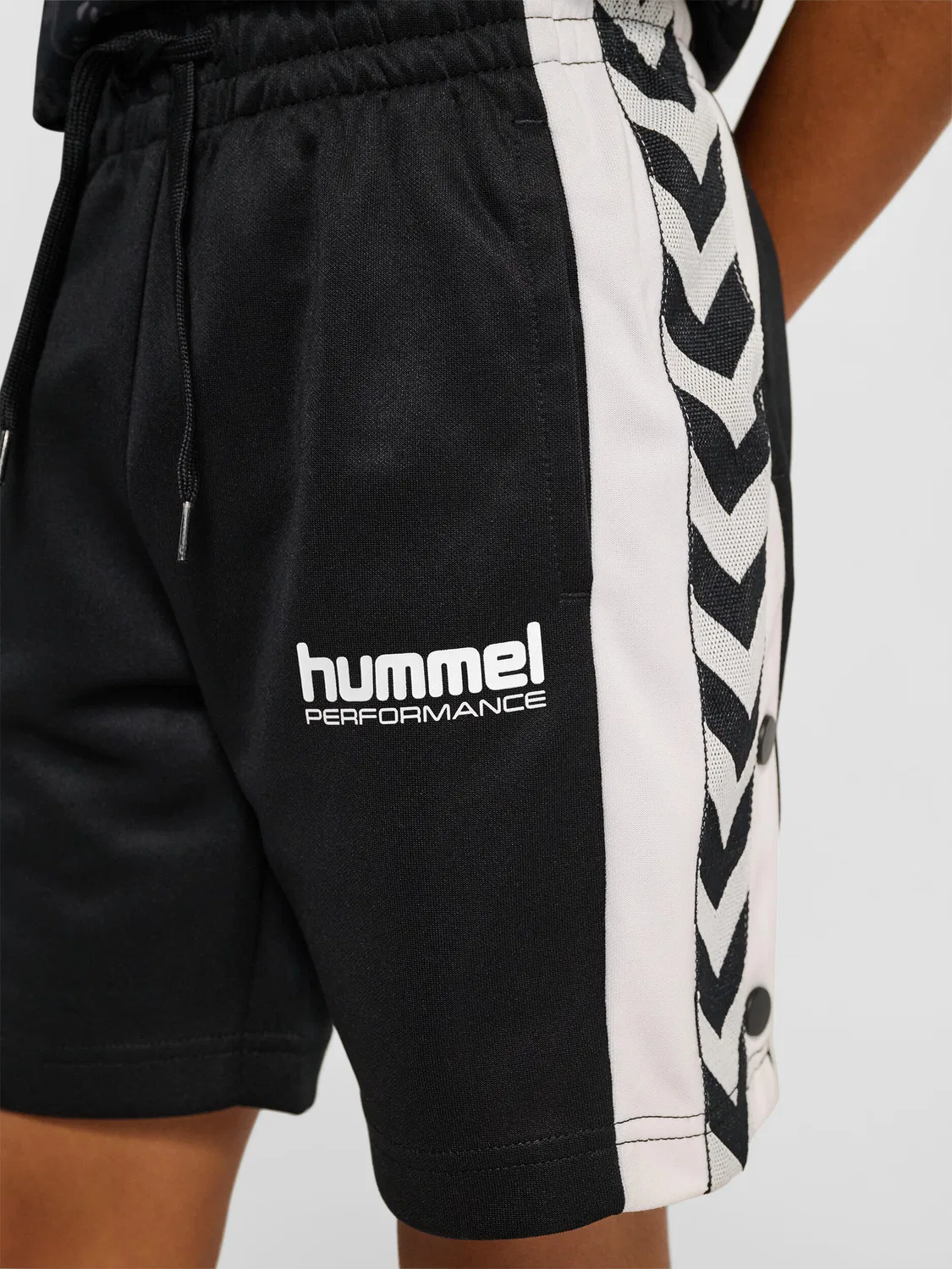 Детские шорты с принтом Hmljr Chevron Hummel, Schwarz — фото 4
