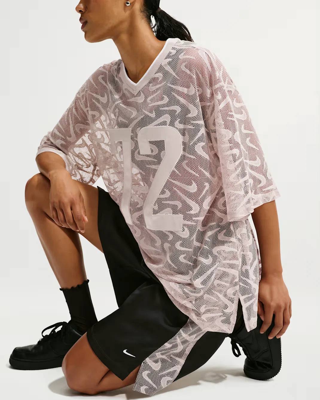 Женские свободные шорты со средней посадкой Nike Sportswear Chill Lace, Black/Cream II/White — фото 4