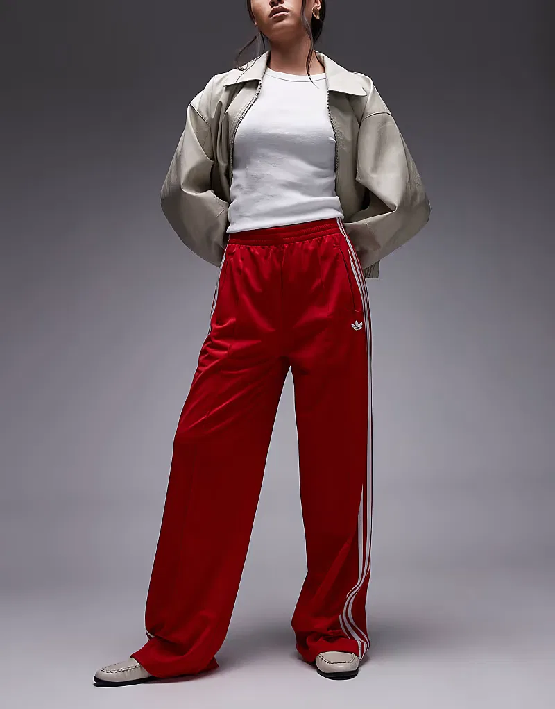 Свободные спортивные брюки Adidas Originals Firebird в красно-белом цвете — фото 2