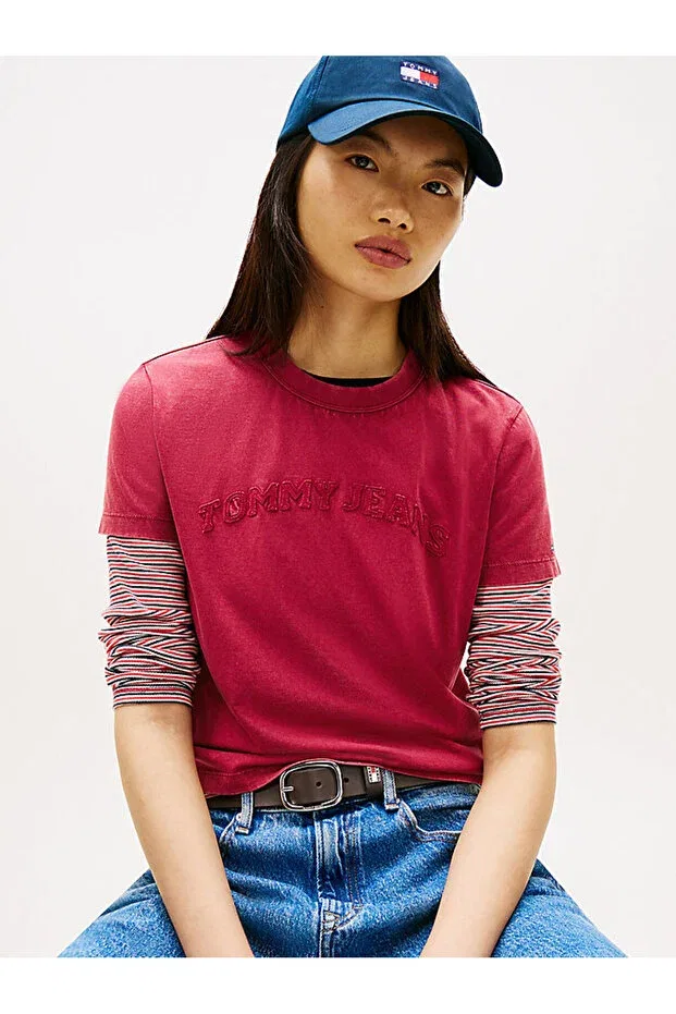 Женская футболка с принтом Tjw Regular Fit Varsity SS Tommy Hilfiger, Fuchsia - Red — фото 2