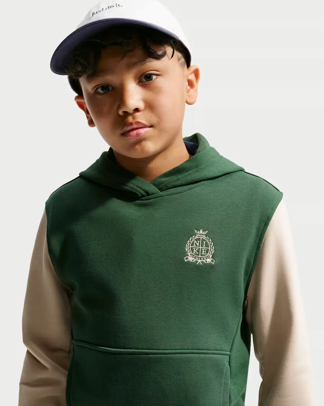 Толстовка из французского махрового трикотажа для детей постарше Nike Sportswear Club, Fir/Sanddrift/Sanddrift/Black — фото 3