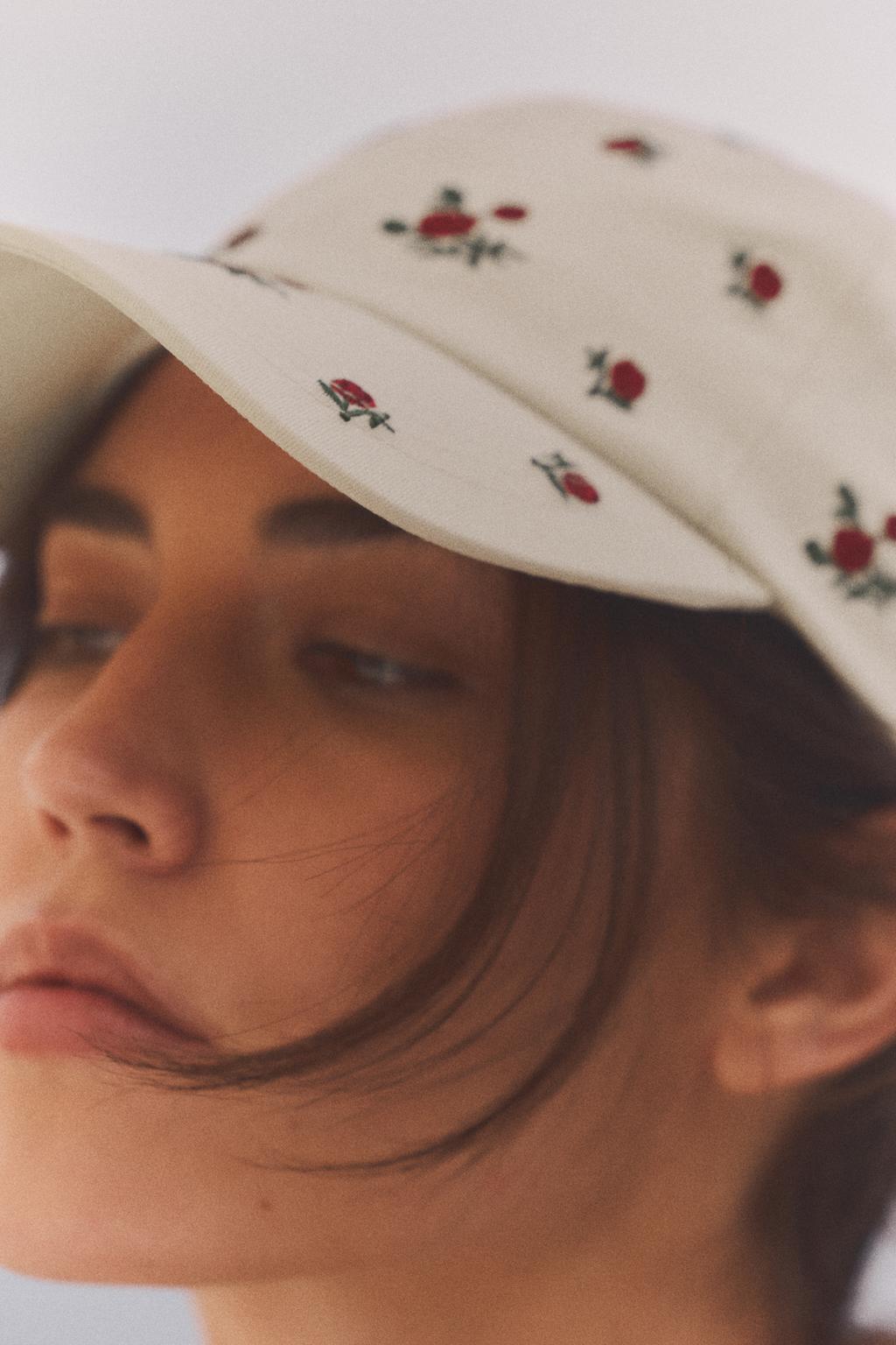 

Саржевая шапочка с вышитыми цветами ZARA, экрю